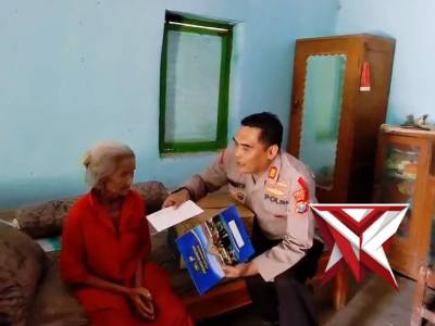 Kapolsek ngariboyo menyalurkan bantuan dari kapolres magetan bingkisan lebaran kpd warga - PoliceTube