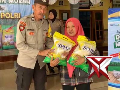 Bhabinkamtibmas Desa' Tumpukrenteng Kec Turen Kab Malang Dalam kegiatan pasar murah.