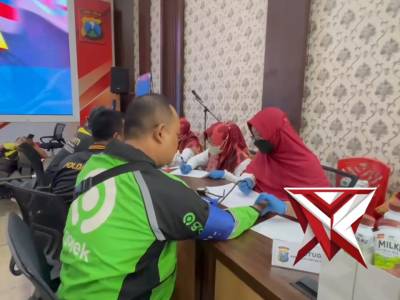 Dalam rangka memperingati Hari Lalu Lintas Bhayangkara ke-70, Polres Kediri Kota gelar donor darah - PoliceTube
