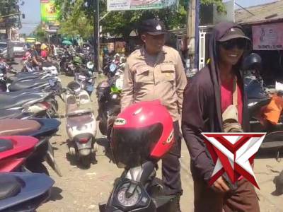 POLSEK BALONGPANGGANG: PATROLI KANTONG-KANTONG PARKIR