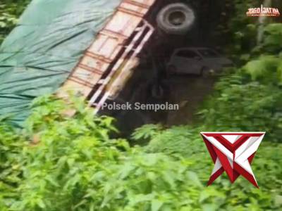 SEBUAH TRUK MENGALAMI REM BLONG DAN MASUK KE JURANG DI JALUR GUMITIR