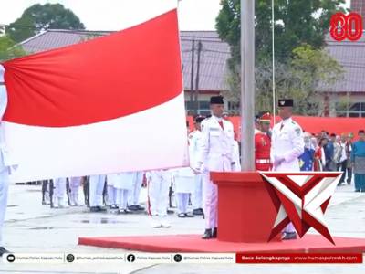 UPACARA PENGIBARAN BENDERA MERAH PUTIH HUT RI KE-80 DI GEDUNG PELAYANAN SATU ATAP PEMDA KAPUAS HULU