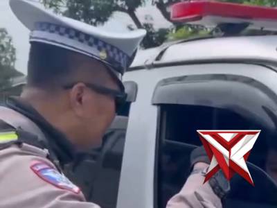 Sat lantas Polres Bangkalan menegur ambulance yang menyalakan sirine disaat tidak membawa pasien - PoliceTube