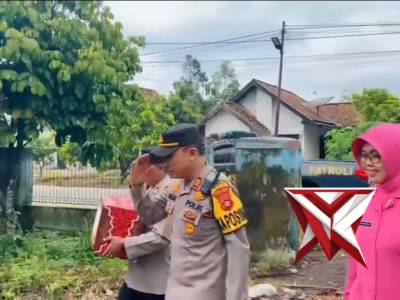 Pemberian bingkisan dari kapolsek belitang 1