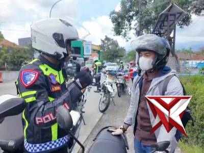 Team urai Polresta Banyumas membatu pemudik yang mengalami kehabisan bensin.