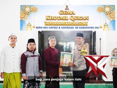 Kapolres oki memberikan tali asih kepada para hafidz dan hafidzah.