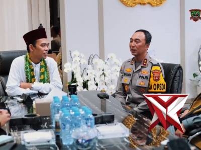 Menjemput Kemuliaan dalam Pengabdian: Momen Khusyuk Kapolda Sumsel & UAS di Masjid Assa&rsquo;adah