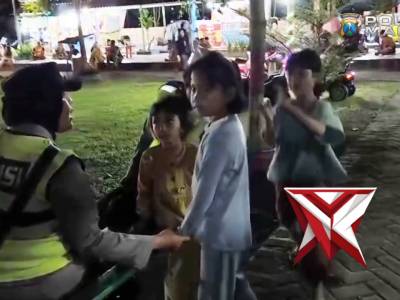 Polwan Polres Madiun hadir memberikan rasa aman melalui Patroli Presisi, menyapa masyarakat - PoliceTube