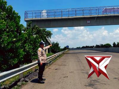 ANGGOTA POLSEK JEJAWI MELAKSANAKAN GIAT PATROLI JEMBATAN PENYEBRANGAN ORANG (JPO)