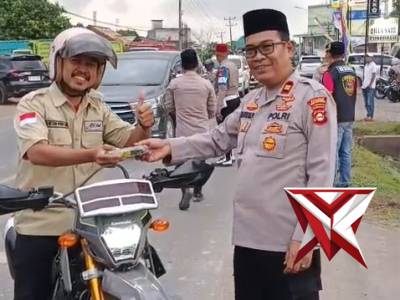 Pembagian Takjil Polsek Sekayu - PoliceTube