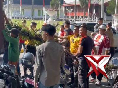 GEMPITA ( GERAKAN MEMBERSIHKAN , MERAPIKAN KOTA )-PROGRAM ASRI

Polresta Bengkulu bersama jajaran TN