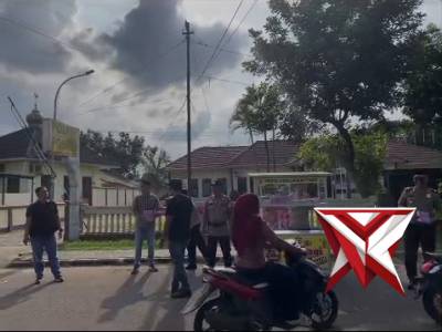 Dari Hati untuk sesama: Berbagi Berkah di Depan Mapolsek! ??