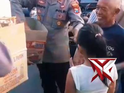 Kapolsek Jetis melaksanakan Bagi Bagi Taljil Ramadhan