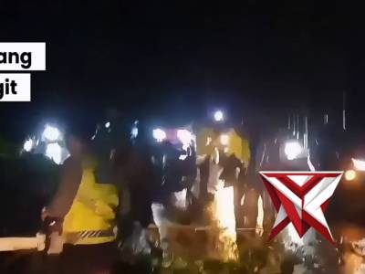 Polsek Sukasada Evakuasi Pohon Tumbang di Desa Gitgit - PoliceTube