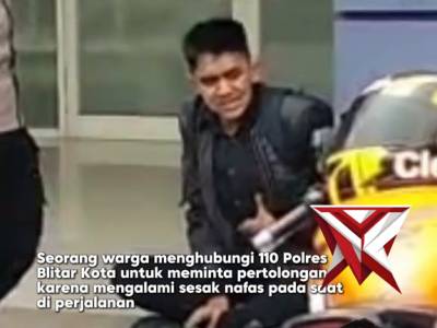 Pertolongan anggota Kepolisian bagi pengendara motor