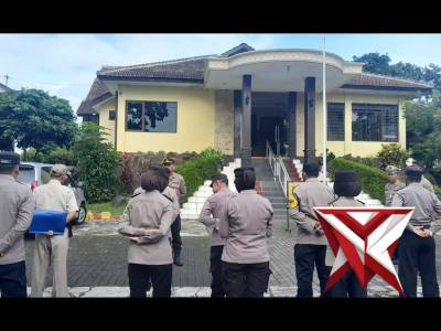 Giat Apel Pagi Yang di Dipimpin Panit Binmas Polsek Lawang Iptu Irwansyah di Depan Mapolsek Lawang