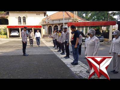 Iptu Irwansyah Panit Binmas Polsek Lawang Pimpin Anggota apel Pagi di depan Mapolsek Lawang