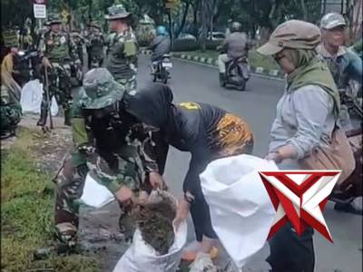 Polsek Rungkut Bersama TNI Laksanakan Kurve Lingkungan Dalam Rangka Polri Asri