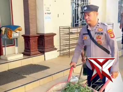 Kegiatan Polsek Tungkal Jaya bersih bersih rumah ibadah - PoliceTube