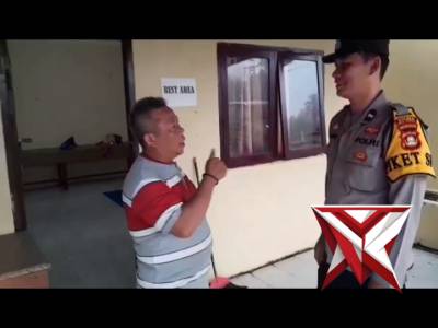 Personil polsek Stl Ulu Terawas memberikan pelayanan kepada pemudik yang singgah di rest area - PoliceTube