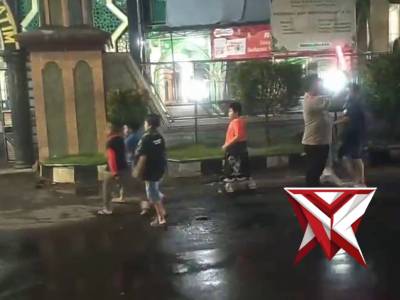 Polsek Rungkut melaksanakan pengaturan lalu lintas dan membantu anak&sup2; menyebrang - PoliceTube