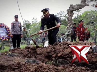Kapolres Trenggalek Pimpin Upacara Pemakaman Almarhum Bripka Sudarto