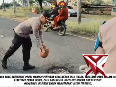Kapolres Seluma dan personil polres Seluma melaksanakan penambalan jalan berlubang - PoliceTube