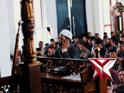 Menjemput Kemuliaan dalam Pengabdian: Momen Khusyuk Kapolda Sumsel & UAS di Masjid Assa&rsquo;adah