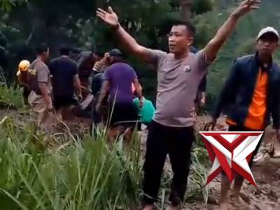 ?? Polisi Magetan Bersama BPBD, Relawan, dan Warga bahu membahu Evakuasi Material Longsor ?

Perso