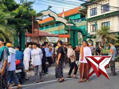 Membantu lansia menuju tempat Sholat Ied - PoliceTube