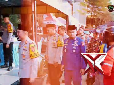 Kapolda Sumsel dan Ibu Ketua Bhayangkari Daerah Sumsel berbagi.