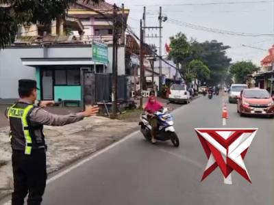 Poros Pagi di depan SD NU Kepanjen - PoliceTube