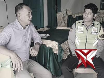 Bhabinkamtibmas polsek lengkiti memberikan himbauan Kamtibmas kepada warga