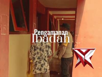 Bhabinkamtibmas polsek serwaru melaksanakan pengamanan ibadah minggu di gereja