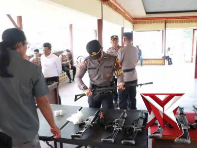 POLRES LAMPUNG BARAT MELAKUKAN APEL PENGECEKAN SENPI DINAS POLRES LAMPUNG BARAT