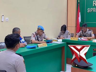 Yang mengawasi kami dari dalam