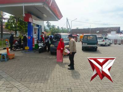 Anggota Polsek Klakah patroli di siang hari - PoliceTube