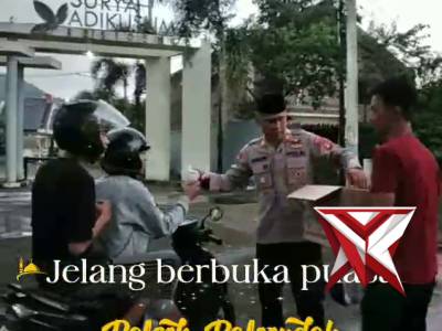 Polsek Baleendah berbagi takzil kepada warga Baleendah