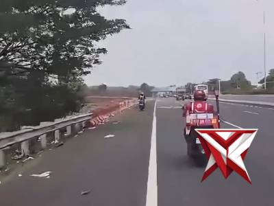 Kolaborasi satlantas Polres Subang dan tim pertamina bantu pemudik yang kehabisan BBM