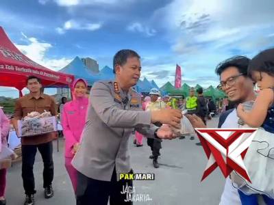 Polri Peduli, Aksi Simpatik Kapolres Metro Bekasi Kota Bagi - Bagi Takjil Untuk Berbuka Puasa