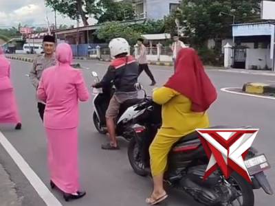 Berbagi di bulan penuh berkah. ?

Polsek Sukomoro bersama Bhayangkari membagikan takjil