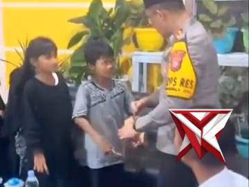 Kapolres Banggai AKBP Putu Hendra Binangkari, SIK Bagikan Coklat kepada anak-anak