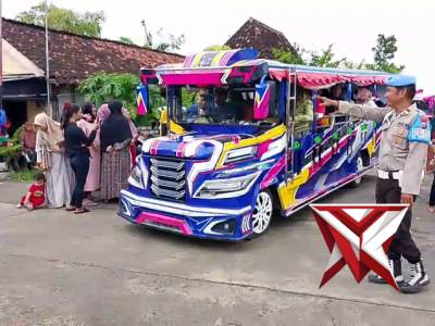 Pengamanan giat Karnaval oleh seluruh petugas Polsek Karanggeneng - PoliceTube