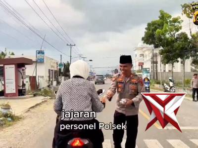 Personel Polsek Air Hangat Bagikan Ratusan Paket Takjil Kepada Masyarakat