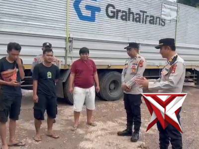 Himbauan Polsek Mesuji kepada  kendaraan sumbu 3  untuk mematuhi jam operasional.