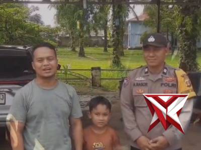 Tim patroli polsek BTS Ulu Bantu Pemudik Pecah Ban - PoliceTube