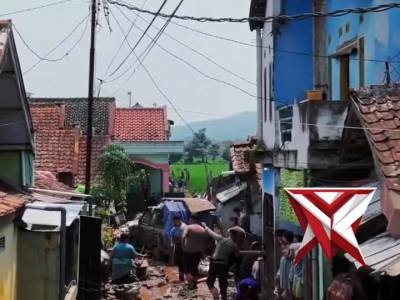 Kapolresta Bandung turun langsung meninjau lokasi banjir yang melanda wilayah Kecamatan Majalaya