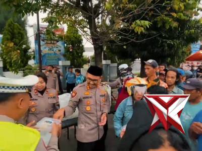 Polres Tegal Kota Berbagi Takjil.