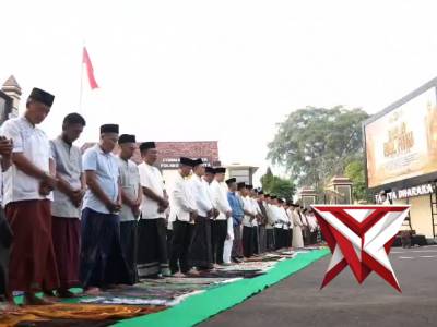 Sholat Idul Fitri di halaman Mako Polres Kediri Kota