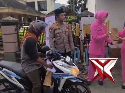 Polsek Pogalan Bersama Bhayangkari Ranting Pogalan Berbagi Takjil Berkah Ramadhan